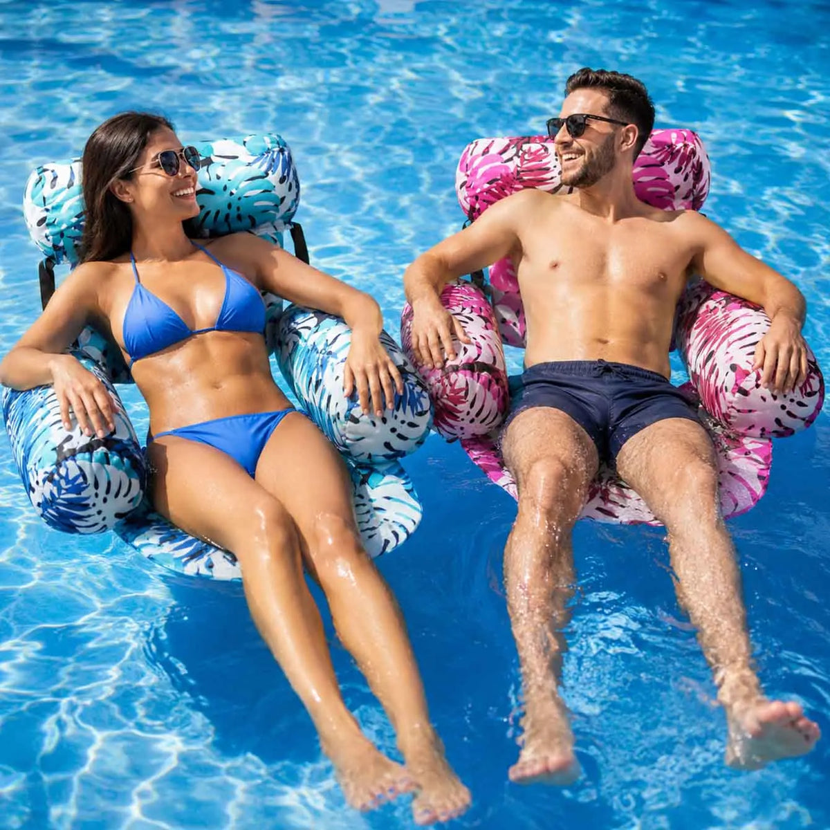 Poltrona gonfiabile per piscina e spiaggia con poggiatesta e braccioli tropicale