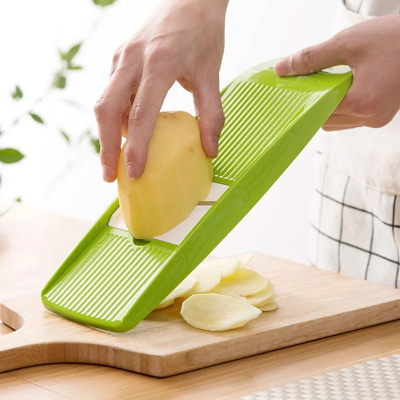 Mandolina affilata in acciaio inox con 3 lame per julienne e fette sottili