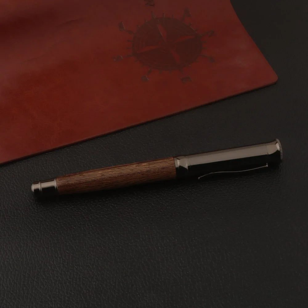 Penna stilografica in legno con motivo tigre grigio – punta 0,5 mm, 32 g