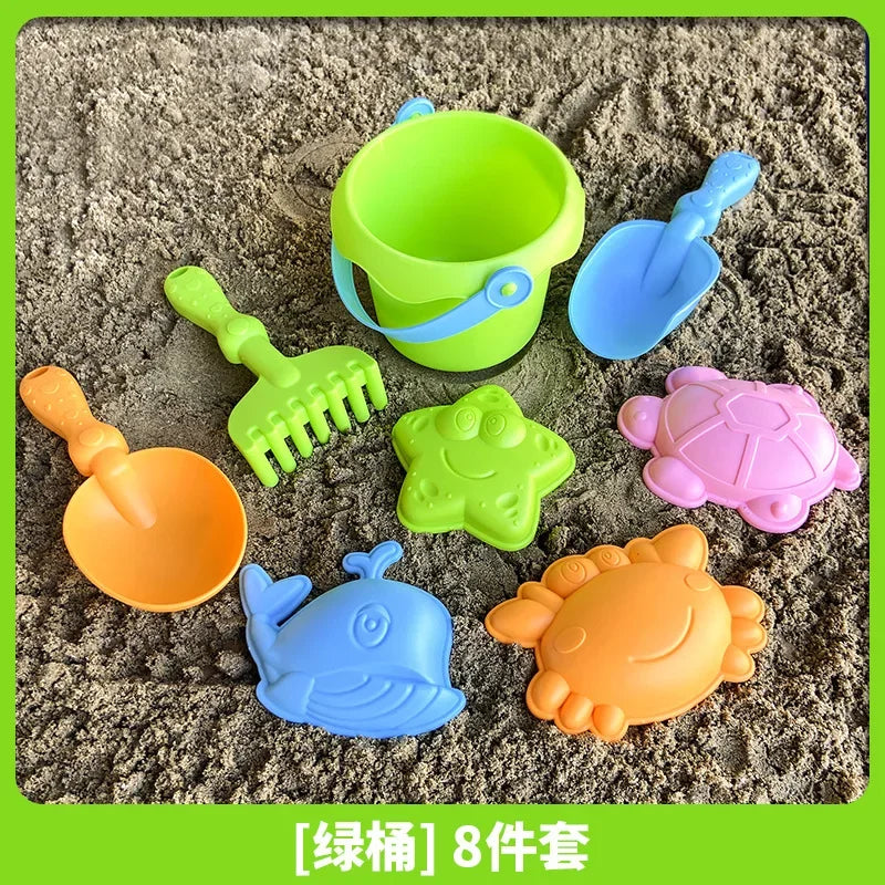 Set da spiaggia 4/8 pezzi per bambini: secchiello, pala e attrezzi morbidi