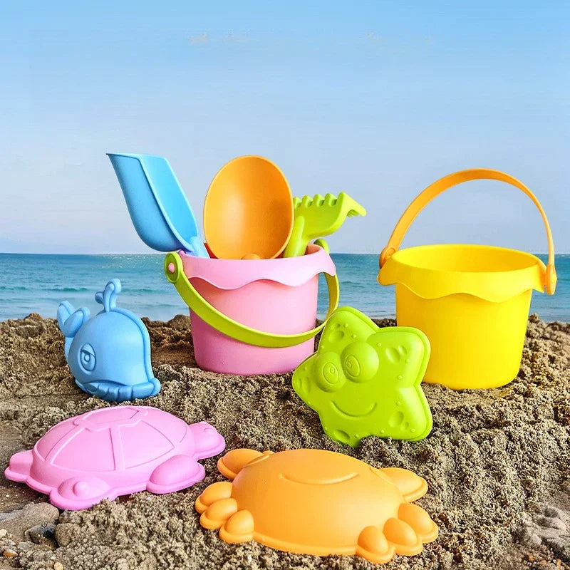 Set da spiaggia 4/8 pezzi per bambini: secchiello, pala e attrezzi morbidi