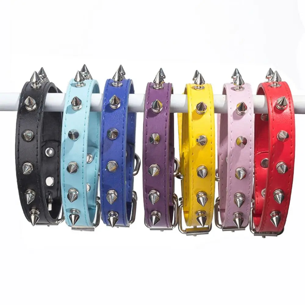 Collare per cani e gatti in PU colorato con borchie metalliche regolabile