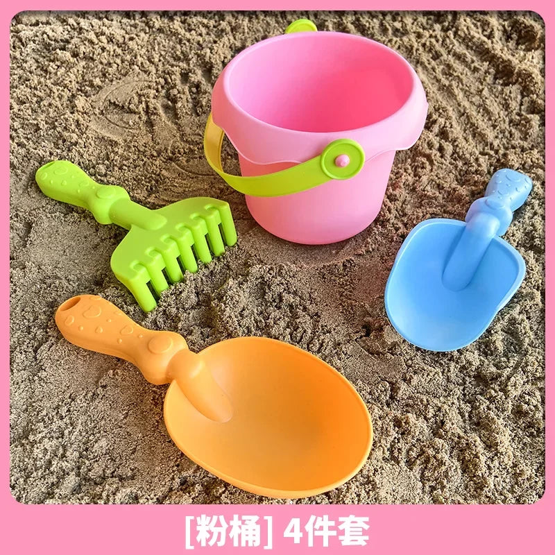 Set da spiaggia 4/8 pezzi per bambini: secchiello, pala e attrezzi morbidi