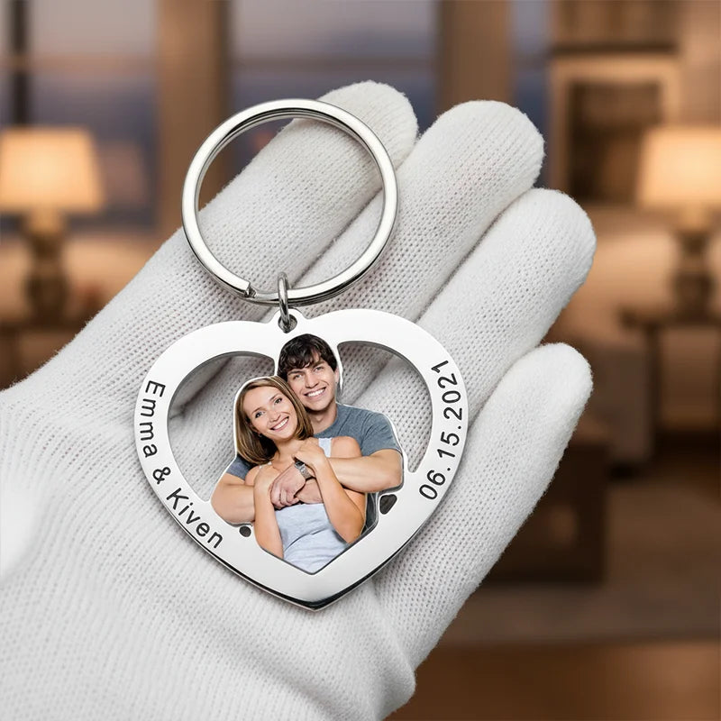 Double-Sided Engraving Is Possible, Customized Photo Portrait Heart-Shaped Stainless Steel Keychain, a Warm and Personalized Keepsake, Suitable for Daily Key Storage and as a Portable Accessory. It Can Be Used as an Exclusive