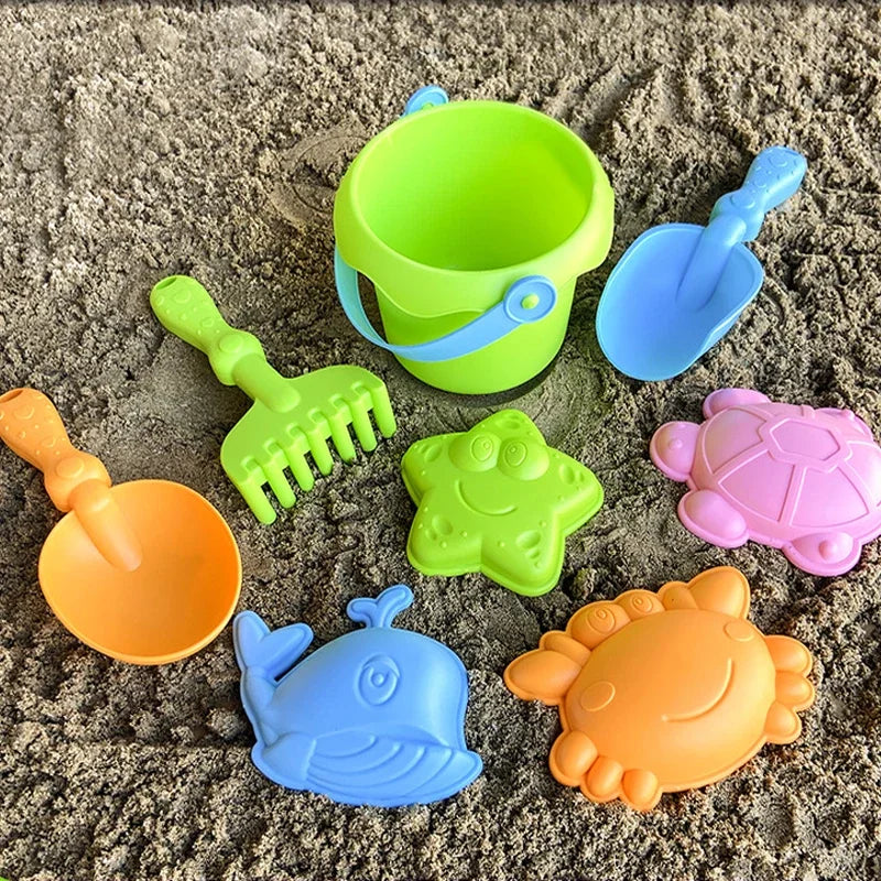 Set da spiaggia 4/8 pezzi per bambini: secchiello, pala e attrezzi morbidi
