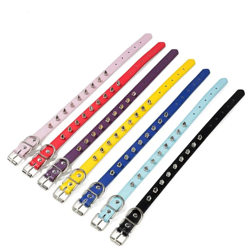 Collare per cani e gatti in PU colorato con borchie metalliche regolabile
