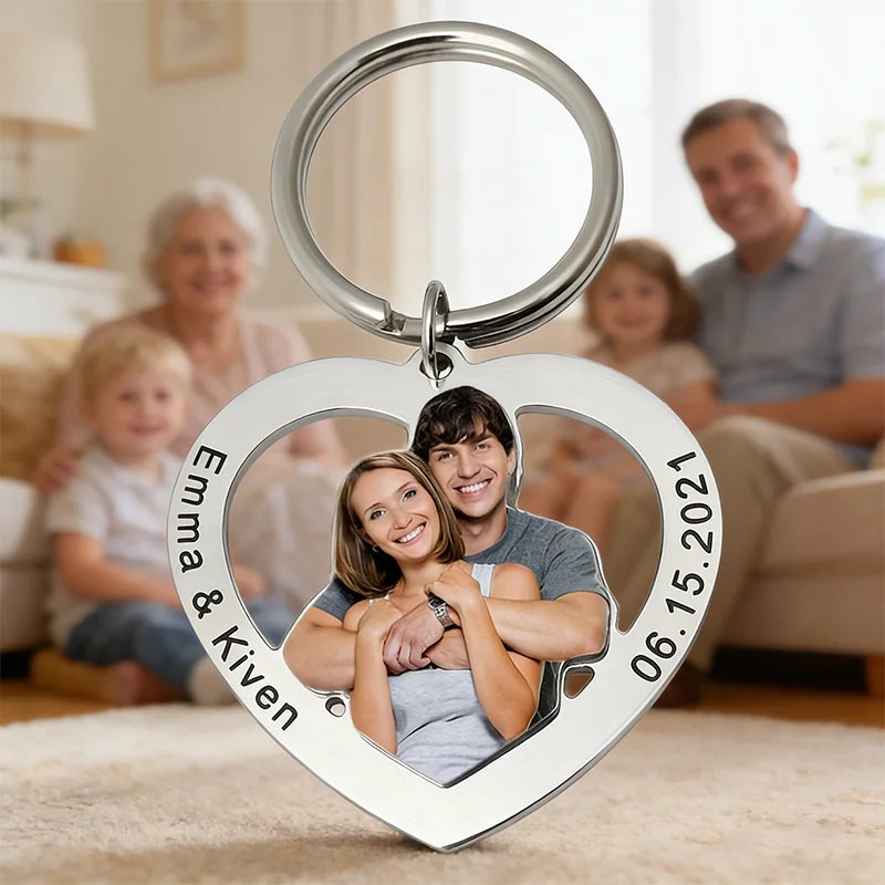 Double-Sided Engraving Is Possible, Customized Photo Portrait Heart-Shaped Stainless Steel Keychain, a Warm and Personalized Keepsake, Suitable for Daily Key Storage and as a Portable Accessory. It Can Be Used as an Exclusive