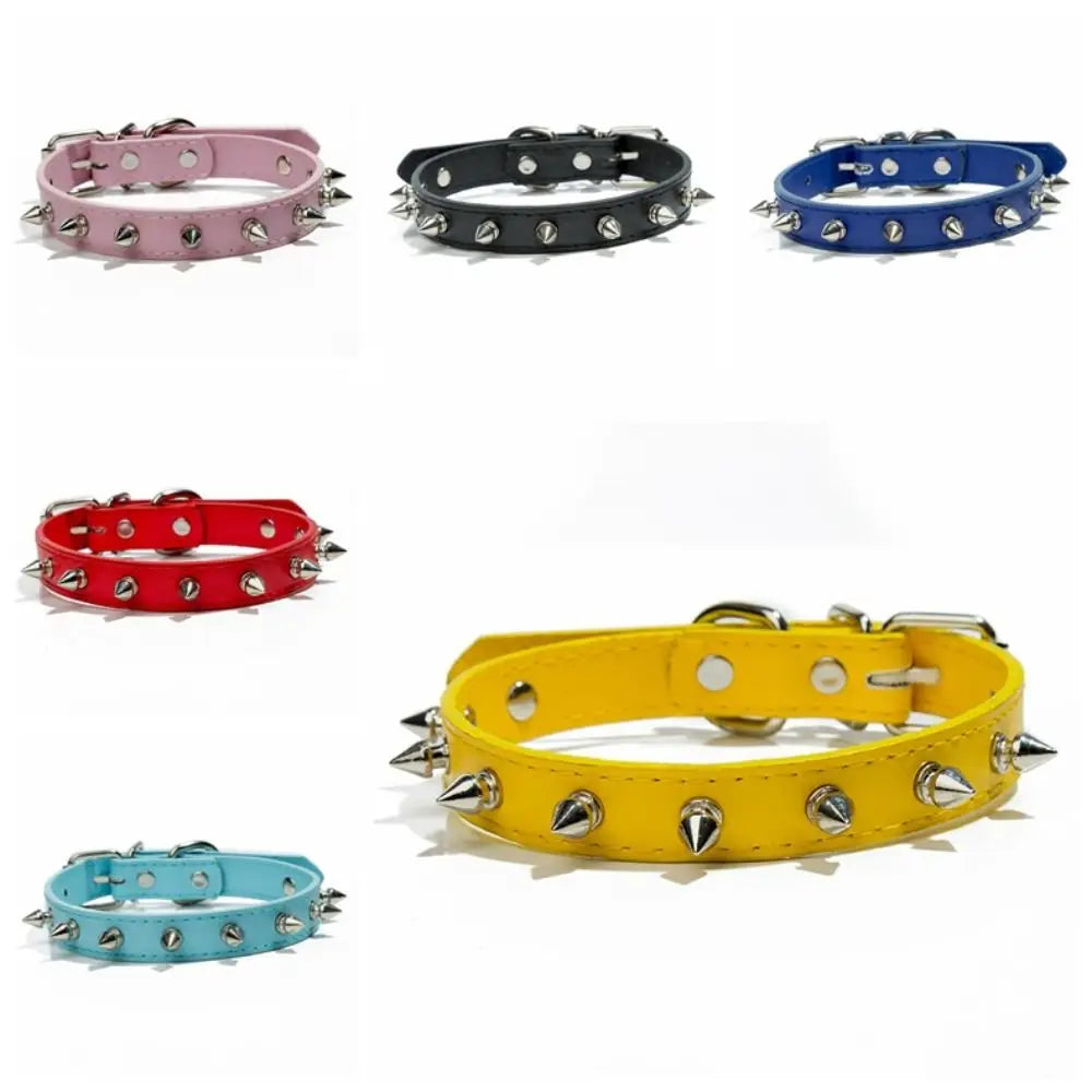 Collare per cani e gatti in PU colorato con borchie metalliche regolabile