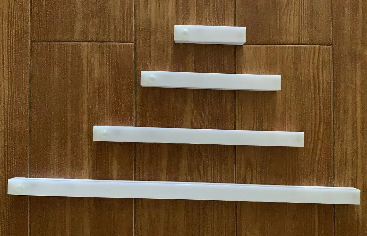 Lampada LED con Sensore PIR e Batteria Ricaricabile – Uso Interno ed Esterno