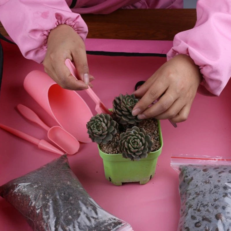 Set da 4 attrezzi in plastica per giardinaggio: pala, secchiello, cucchiaio e…