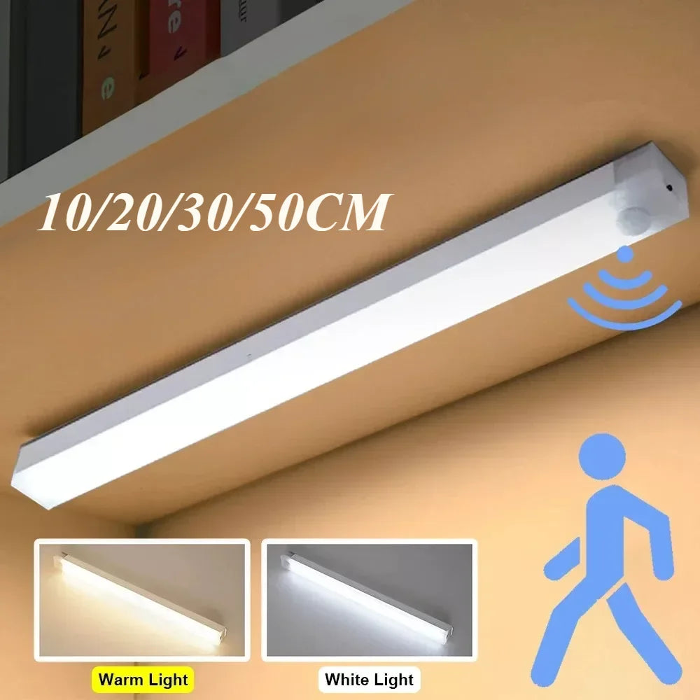 Lampada LED con Sensore PIR e Batteria Ricaricabile – Uso Interno ed Esterno