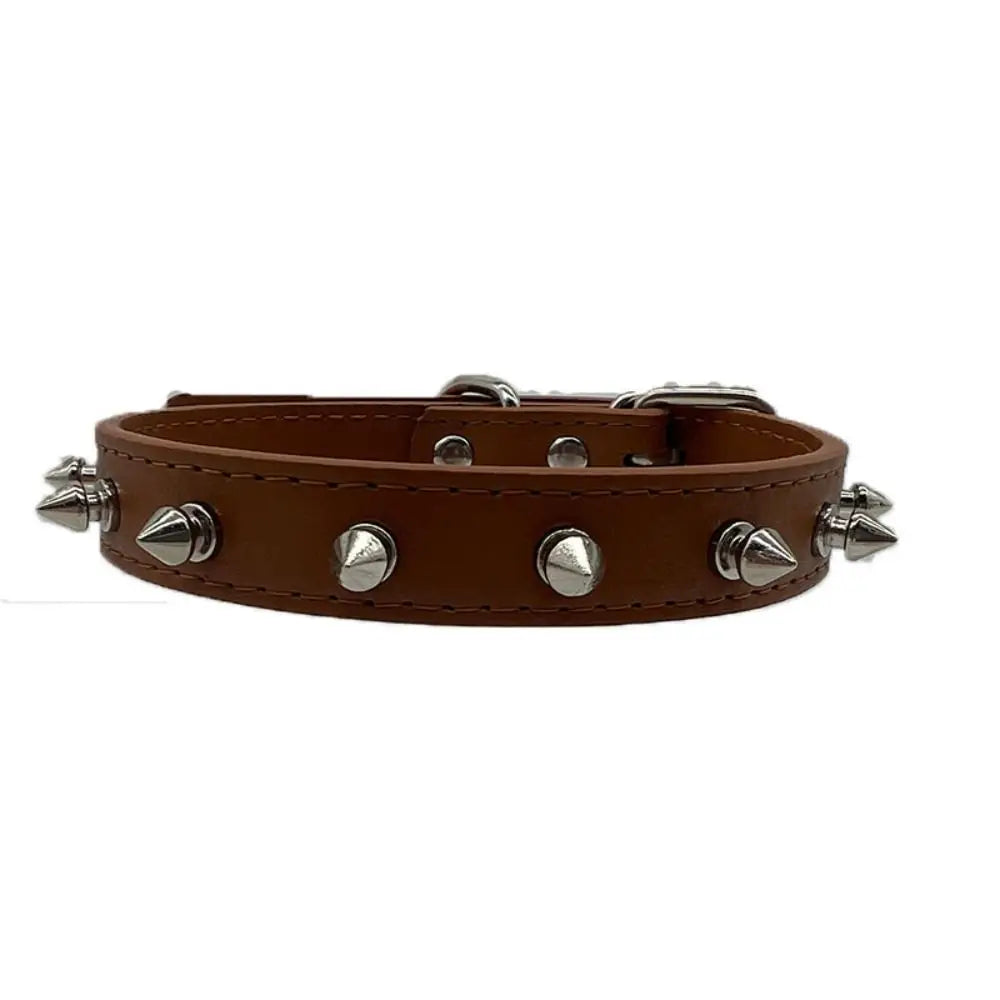 Collare per cani e gatti in PU colorato con borchie metalliche regolabile