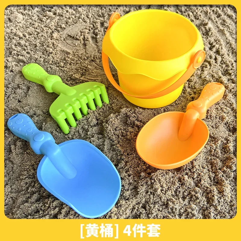 Set da spiaggia 4/8 pezzi per bambini: secchiello, pala e attrezzi morbidi