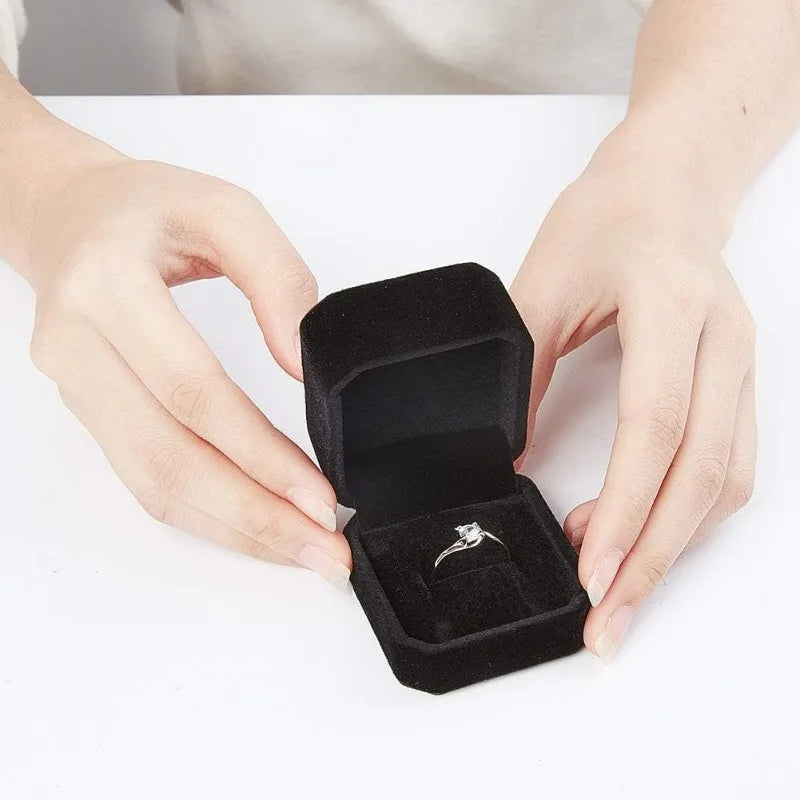 Set da 10 Scatole in Velluto Nero 2x2x1,6 cm per Gioielli