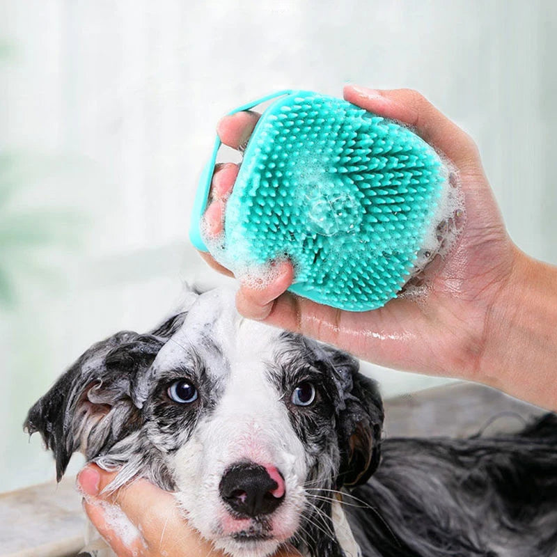 Spazzola in silicone morbido per cani e gatti – massaggio e dispenser shampoo
