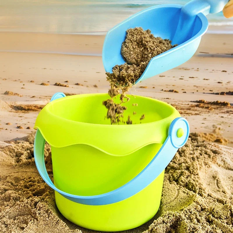 Set da spiaggia 4/8 pezzi per bambini: secchiello, pala e attrezzi morbidi
