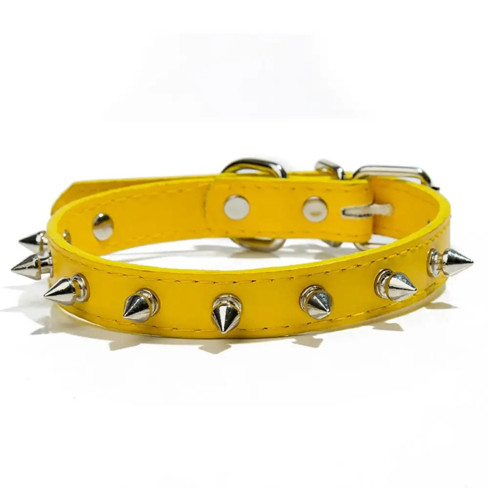 Collare per cani e gatti in PU colorato con borchie metalliche regolabile
