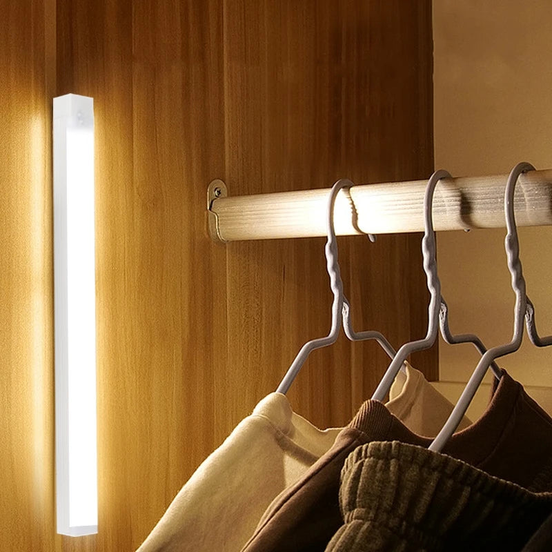 Barra LED con sensore di movimento, luce ricaricabile per cucina e comodino