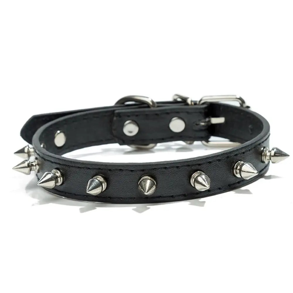 Collare per cani e gatti in PU colorato con borchie metalliche regolabile