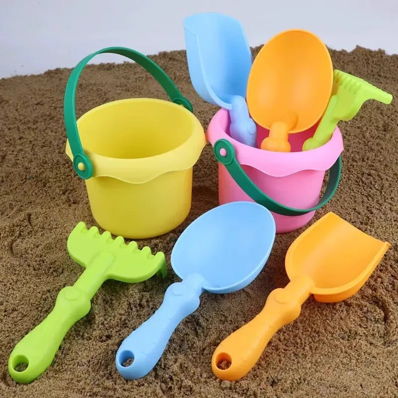 Set da spiaggia 4/8 pezzi per bambini: secchiello, pala e attrezzi morbidi